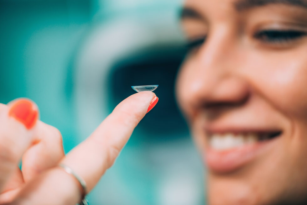 ophthalmology-soft-contact-lens-insertion-N36UZDJ-980x654