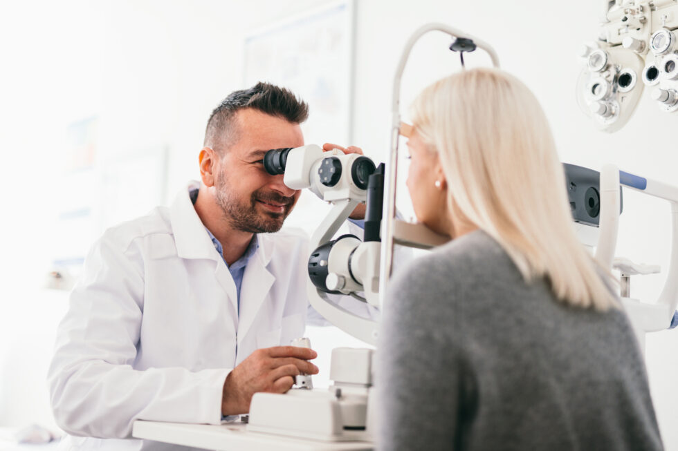 optician-examining-womans-eyes-with-a-machine-4YPES3M-980x653